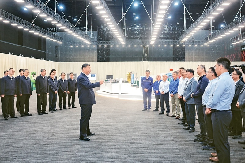 2024年10月17日至18日，中共中央總書記、國家主席、中央軍委主席習近平在安徽考察。這是17日下午，習近平在合肥濱湖科學城考察時，同現(xiàn)場科研人員和企業(yè)負責人親切交流。 新華社記者 鞠鵬/攝