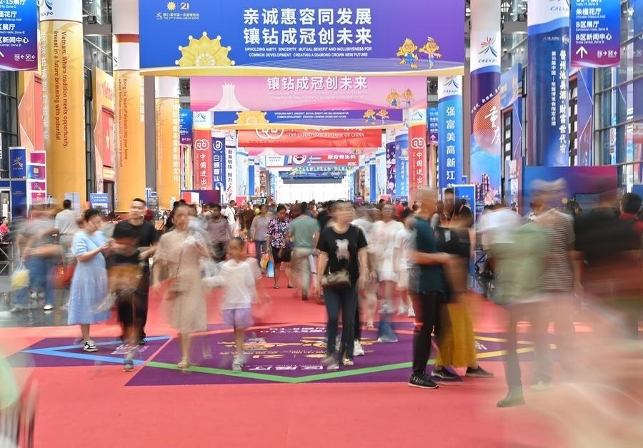 2024年9月28日，觀眾在廣西南寧市舉行的第21屆中國—東盟博覽會上參觀。新華社記者 周華 攝