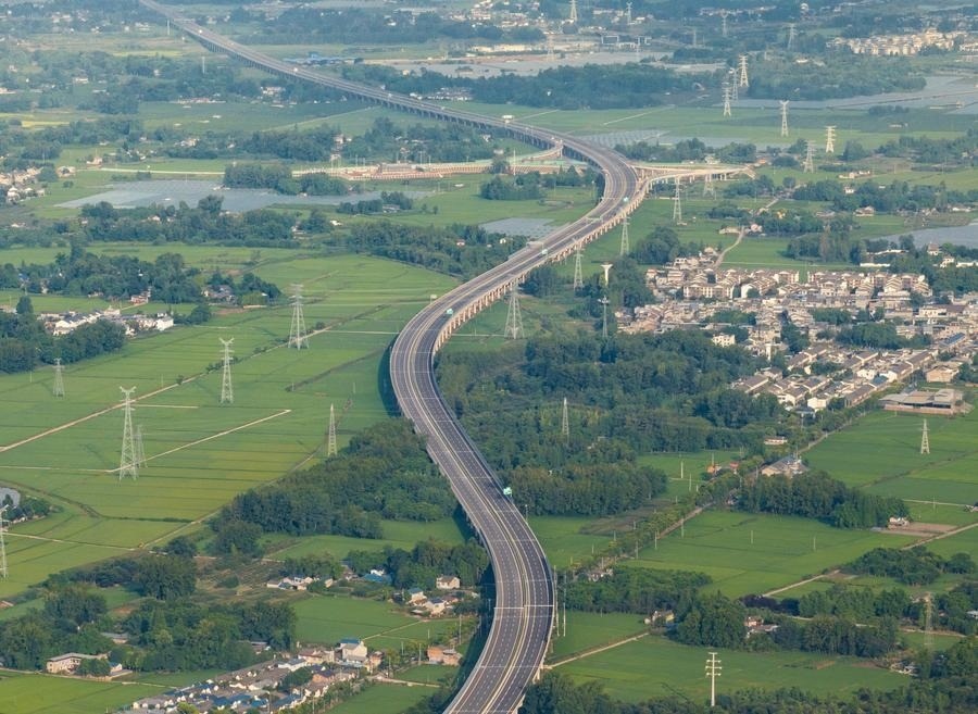 俯瞰四川天府新區(qū)至邛崍高速公路一角（2024年7月2日攝，無人機照片）。新華社記者 江宏景 攝