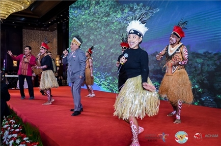 山東濟寧職業(yè)技術(shù)學校印尼巴布亞留學生演唱與大使一起演唱巴布亞傳統(tǒng)歌曲。印尼駐華大使館供圖