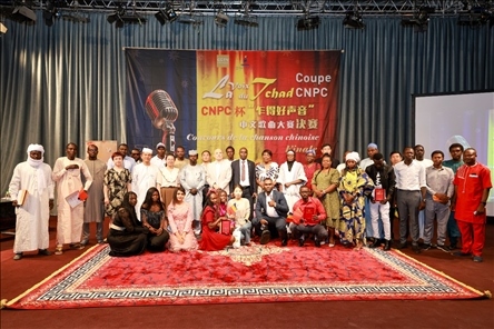 選手、評(píng)委、組委會(huì)工作人員共同與頒獎(jiǎng)嘉賓合影。中國(guó)石油非洲公司供圖