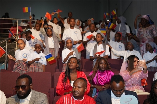 現(xiàn)場(chǎng)觀眾與決賽選手熱情互動(dòng)。中國(guó)石油非洲公司供圖