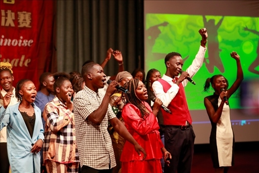 孔子學(xué)院的同學(xué)們演唱中文歌曲《明天會(huì)更好》。中國(guó)石油非洲公司供圖