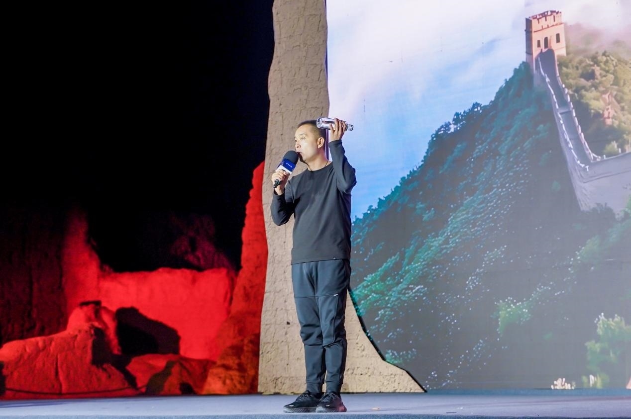 李剛在“何以中國(guó)·五星出東方”網(wǎng)絡(luò)主題宣傳活動(dòng)現(xiàn)場(chǎng)演講。人民視頻供圖