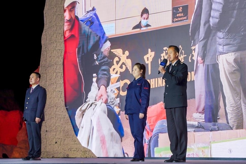 張曉波（右一）在“何以中國(guó)·五星出東方”網(wǎng)絡(luò)主題宣傳活動(dòng)現(xiàn)場(chǎng)演講。人民視頻供圖