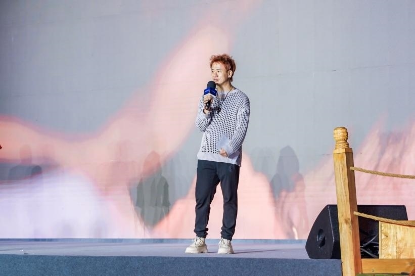 安鐘旭在“何以中國(guó)·五星出東方”網(wǎng)絡(luò)主題宣傳活動(dòng)現(xiàn)場(chǎng)演講。人民視頻供圖