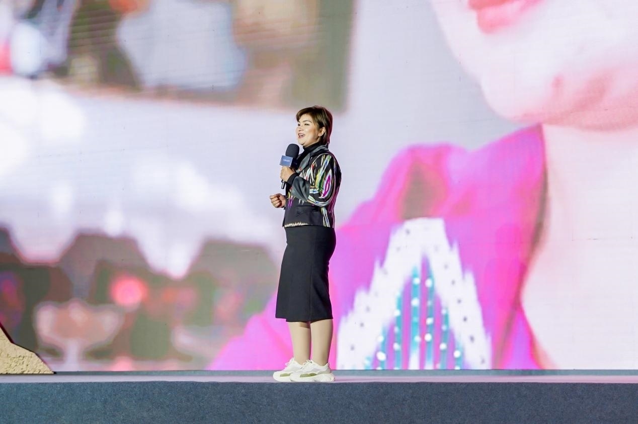 如克亞木·麥提賽地在“何以中國(guó)·五星出東方”網(wǎng)絡(luò)主題宣傳活動(dòng)現(xiàn)場(chǎng)演講。人民視頻供圖