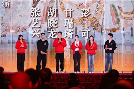 《受到召喚·敦煌》眾演員與現(xiàn)場(chǎng)觀眾互動(dòng)交流。主辦方供圖