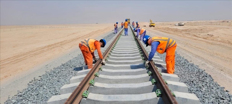 阿提哈德鐵路二期A標(biāo)項(xiàng)目施工中。中建中東供圖