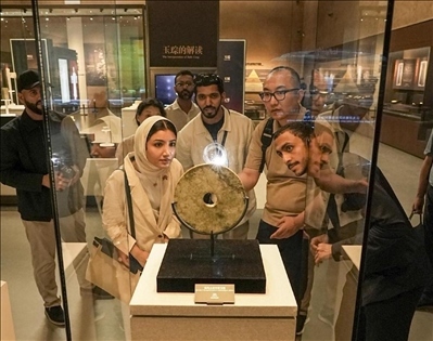 阿聯(lián)酋青年在良渚文化博物院參觀。中國(guó)銀行供圖