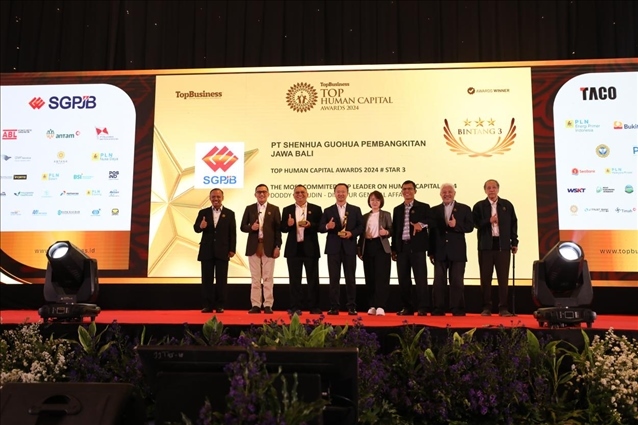 國能印尼爪哇發(fā)電公司董事長趙志剛（左四）與其他獲獎?wù)吆嫌?。國能印尼爪哇發(fā)電公司供圖