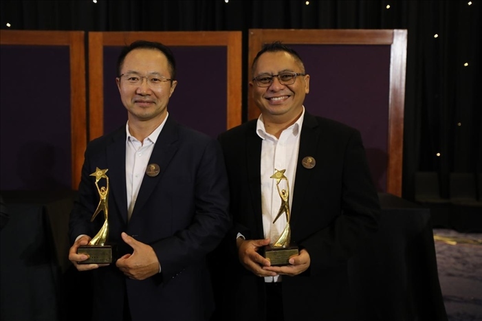 趙志剛與多迪獲獎后合影。國能印尼爪哇發(fā)電公司供圖