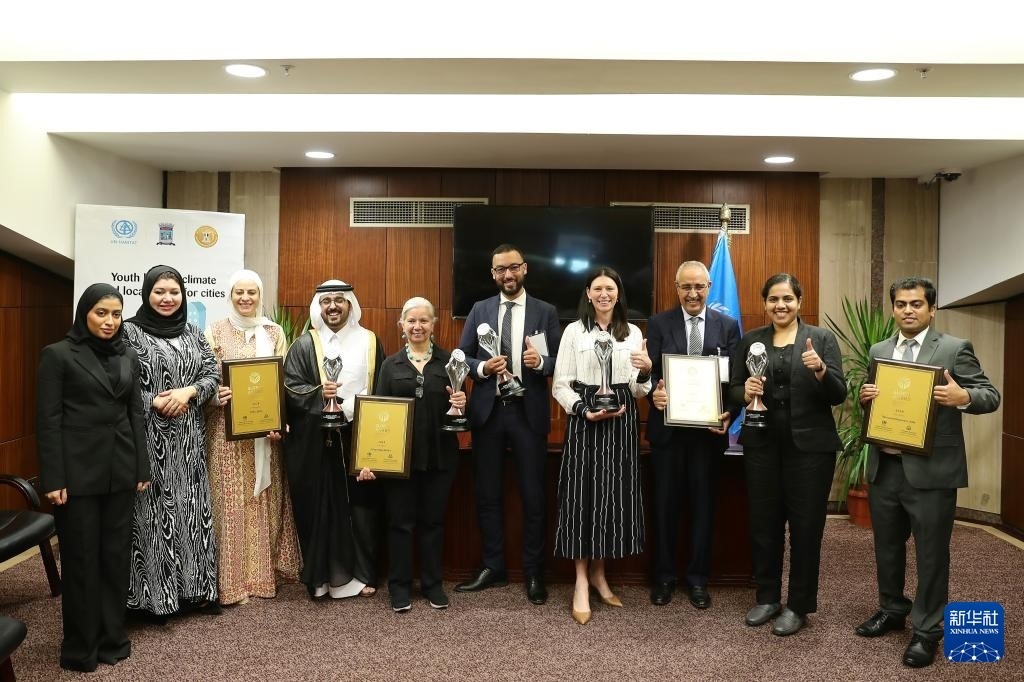 10月31日，在埃及亞歷山大，獲得第二屆全球可持續(xù)發(fā)展城市獎（上海獎）的城市代表合影。新華社記者 王東震 攝