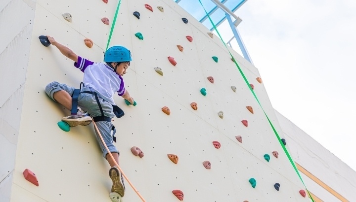 浙江臺州，正在學(xué)習(xí)攀巖課程的小學(xué)生