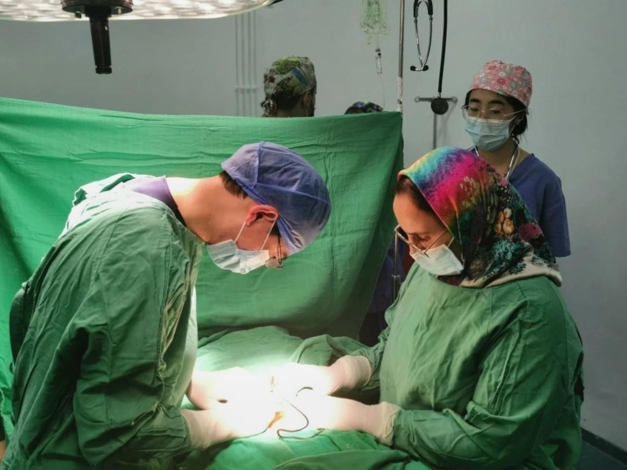中國醫(yī)療隊(duì)員與當(dāng)?shù)蒯t(yī)生合作開展手術(shù)。第196批中國援助摩洛哥醫(yī)療隊(duì)塞達(dá)特分隊(duì)供圖