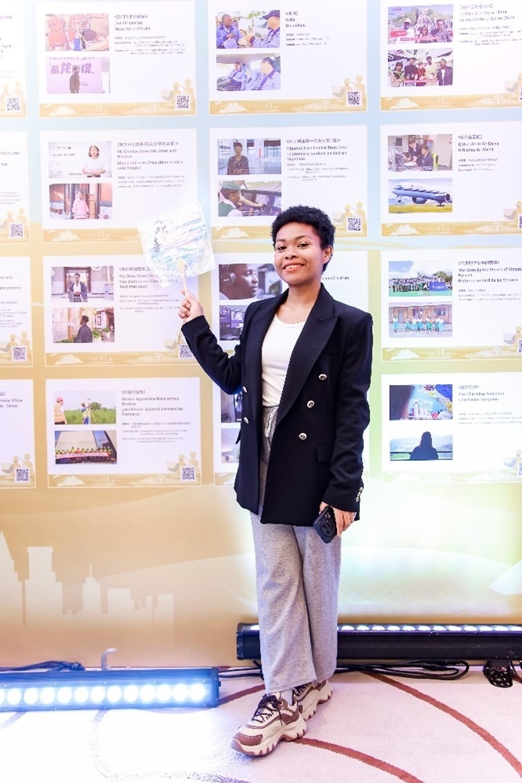 愈靈兒和她的作品合影。主辦方供圖