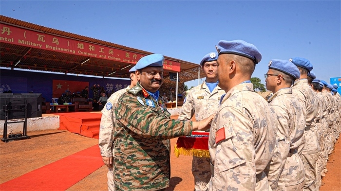 聯(lián)南蘇團(tuán)部隊(duì)司令莫漢中將為維和官兵授勛。秦貴君攝