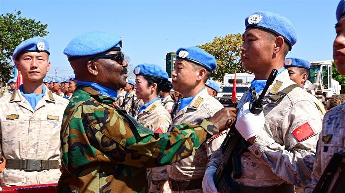 聯(lián)南蘇團(tuán)西戰(zhàn)區(qū)司令多米尼克準(zhǔn)將為維和官兵授勛。孫千攝