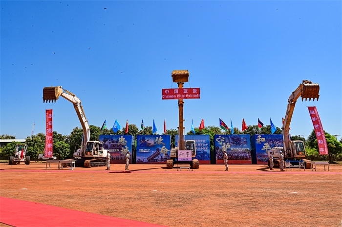 工程機(jī)械特技展示。王軍杰攝