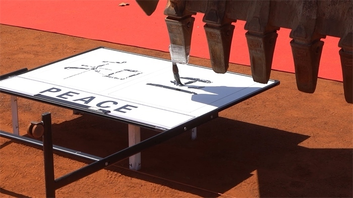 工程機(jī)械表演寫書法。王皓宇攝