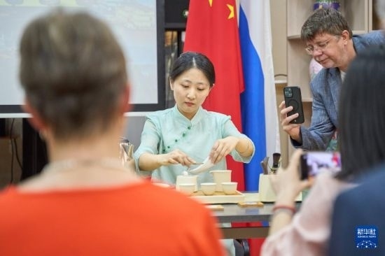 這是11月2日在俄羅斯符拉迪沃斯托克的活動現(xiàn)場拍攝的茶藝表演。新華社發(fā)（郭飛洲攝）