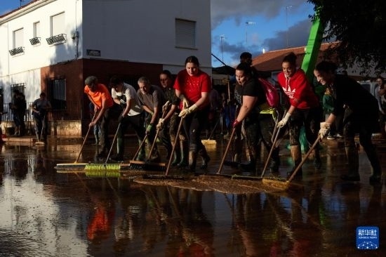 11月2日，居民在西班牙烏鐵爾清理房屋。新華社記者 孟鼎博 攝