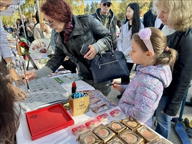 活動(dòng)現(xiàn)場(chǎng)外賓體驗(yàn)中國書法。 中國駐保加利亞大使館供圖。