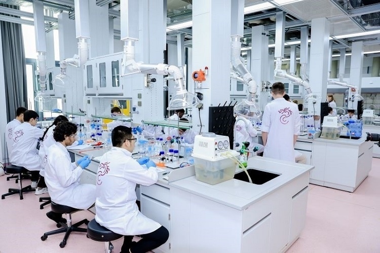 中外學生同堂做實驗。深北莫供圖