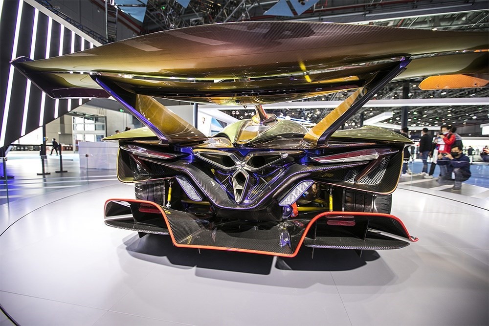 2020年11月5日，上海，來(lái)自德國(guó)的全球首款全碳纖維跑車(chē)亮相進(jìn)博會(huì)。該車(chē)總重量只有1250KG。
