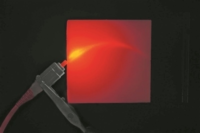 帶有彎曲通道的3D打印材料能引導(dǎo)并散射光。圖片來源：英國格拉斯哥大學(xué)