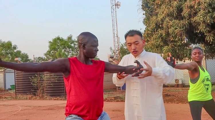 細心指導動作。馬騫攝