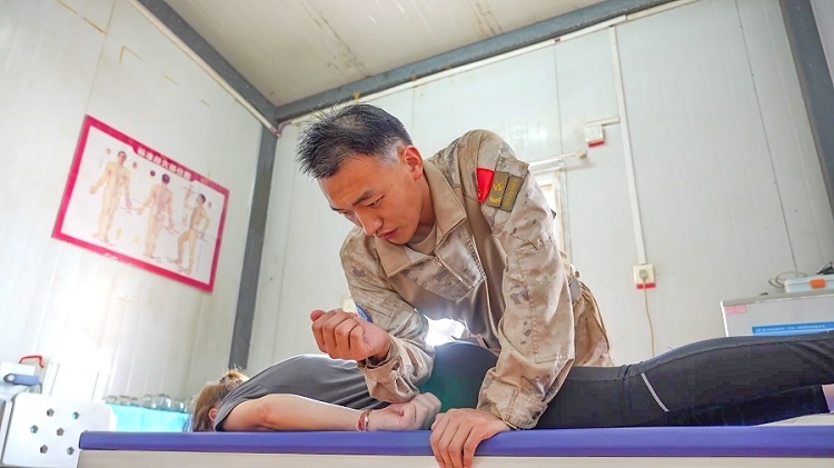 體驗中醫(yī)推拿。王軍杰攝