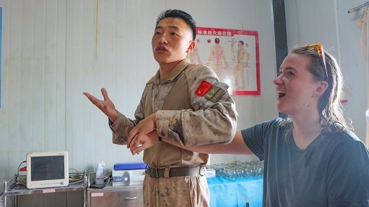 體驗中醫(yī)針灸。羅詩穎攝