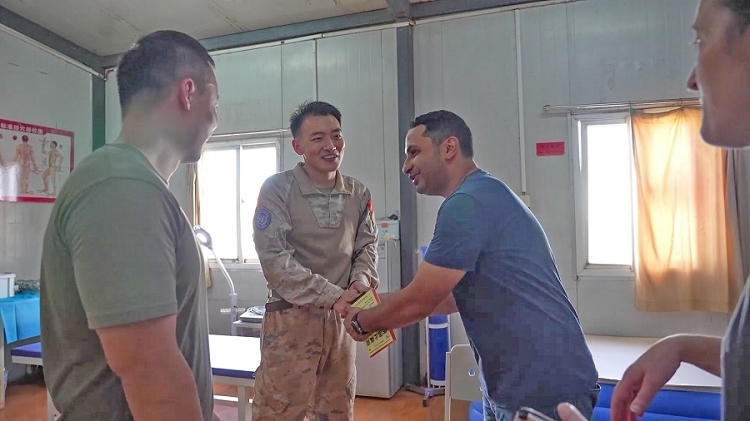 外國友人致謝。王軍杰攝