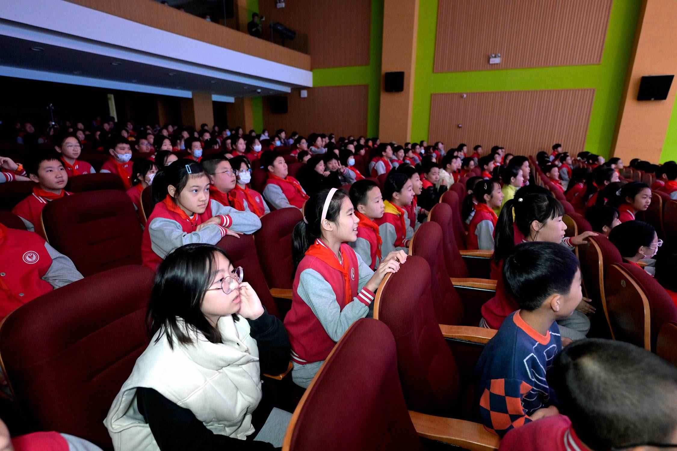 花校區(qū)學(xué)生現(xiàn)場(chǎng)歡呼照片。主辦方供圖