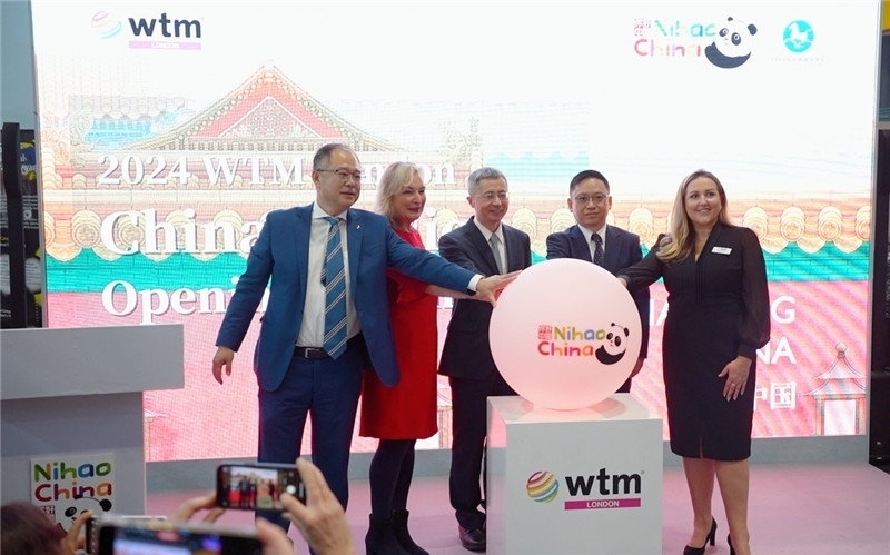 中外嘉賓為中國館開幕點亮水晶球。吳若鳴攝