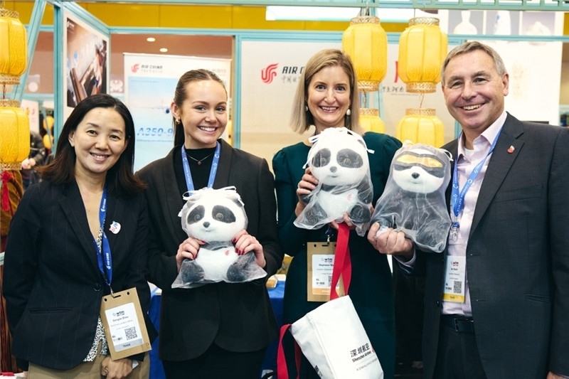 “中國館”展區(qū)現(xiàn)場洽談。 楊浩鵬攝