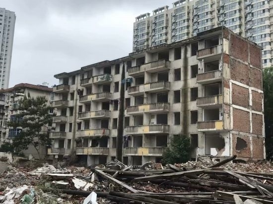 圖為拆遷中的合肥儀表廠宿舍。 合肥市蕪湖路街道 提供