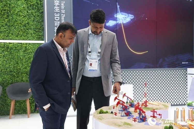 觀眾在了解中企產(chǎn)品。人民網(wǎng)記者任皓宇攝 