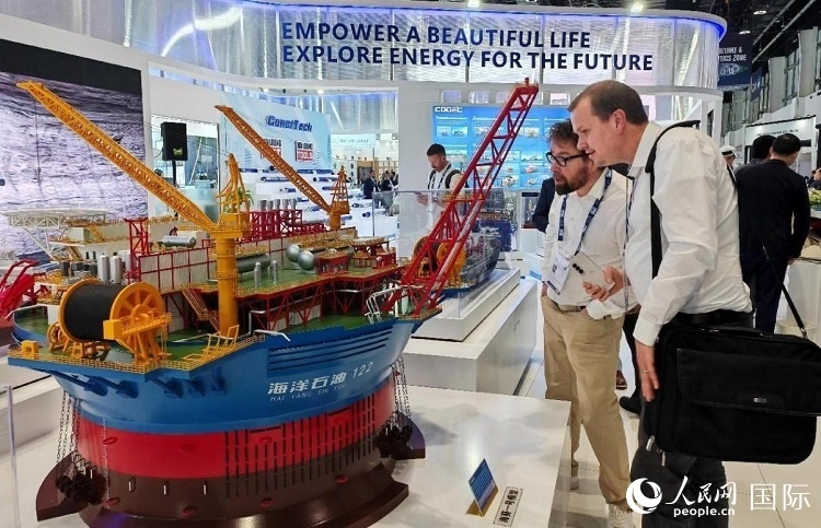 觀眾在中企展臺參觀。人民網(wǎng)記者管克江攝