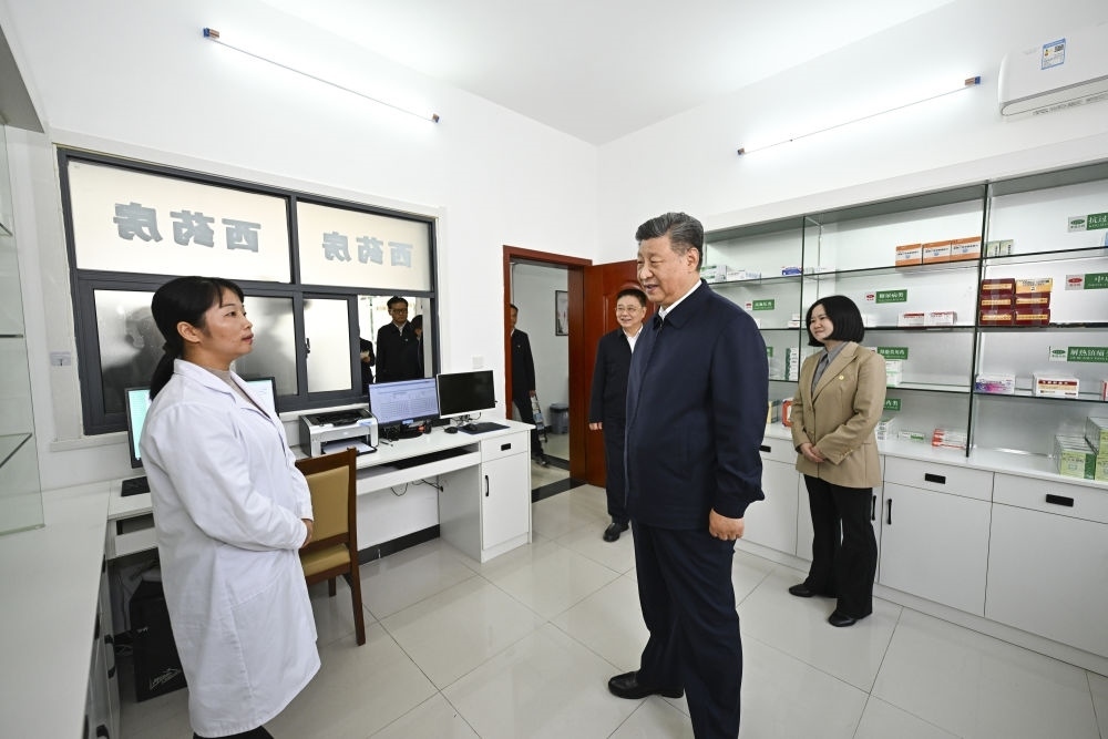 2024年11月5日，習(xí)近平在湖北省咸寧市嘉魚縣潘家灣鎮(zhèn)四邑村衛(wèi)生室考察。習(xí)近平指出：“要進(jìn)一步加強(qiáng)黨建引領(lǐng)，抓住‘一老一小’這個(gè)重點(diǎn)，更加精準(zhǔn)有效地為群眾排憂解難?！? width=