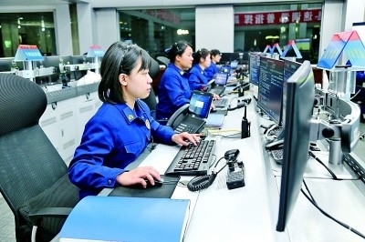 廣東省廣州市消防救援支隊(duì)指揮中心的接警調(diào)度員24小時(shí)待命。圖片由國(guó)家消防救援局提供