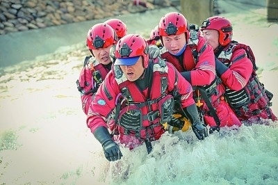  山東省日照市消防救援支隊(duì)消防員正在進(jìn)行多人淺灘涉水橫渡訓(xùn)練。圖片由國家消防救援局提供