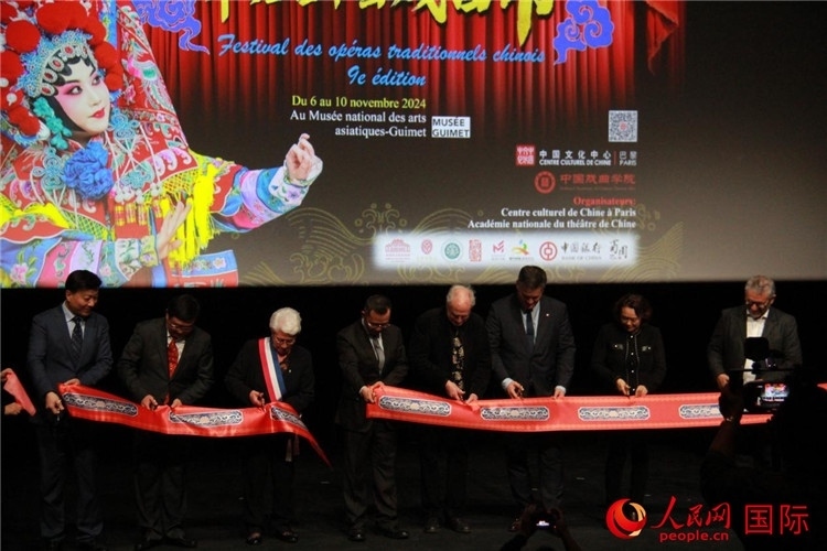 戲劇節(jié)開幕剪彩。人民網(wǎng)記者 尚凱元攝