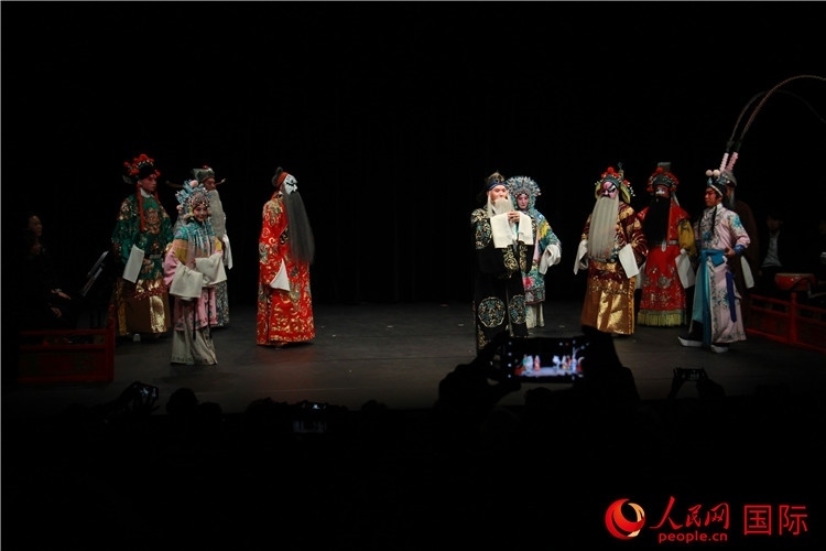 演員向觀眾謝幕。人民網(wǎng)記者 尚凱元攝