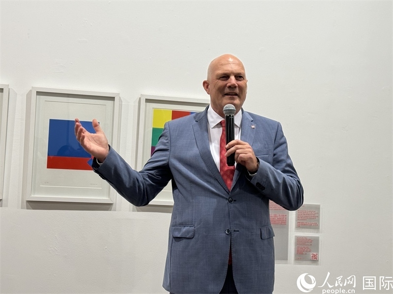 11月8日，瑞士駐華大使白瑞誼在“瑞士經(jīng)典設(shè)計(jì)展”開(kāi)幕式上發(fā)表致辭。（人民網(wǎng) 謝瑩攝）