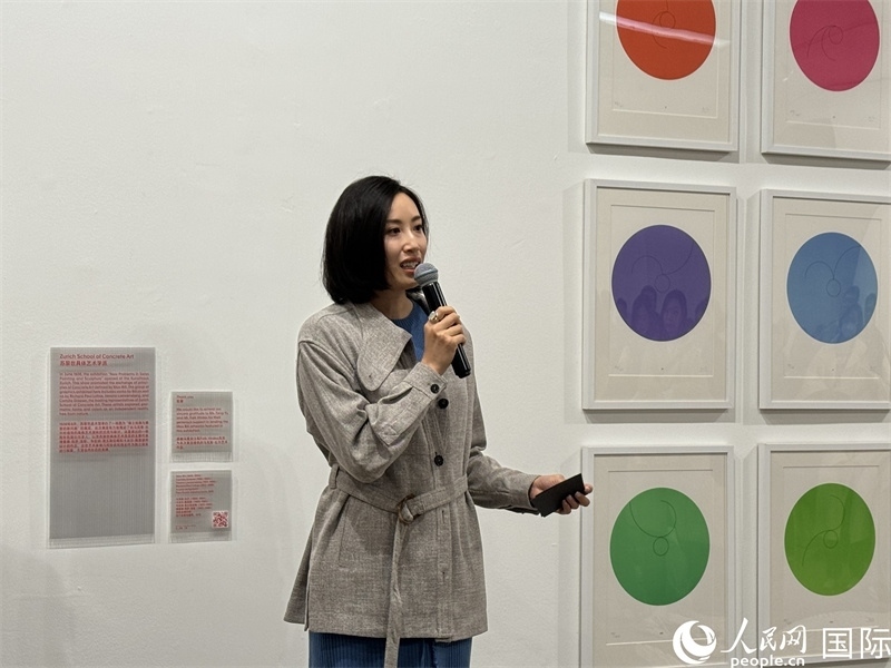 11月8日，今日美術(shù)館館長(zhǎng)張然在“瑞士經(jīng)典設(shè)計(jì)展”開(kāi)幕式上發(fā)表致辭。（人民網(wǎng) 謝瑩攝）