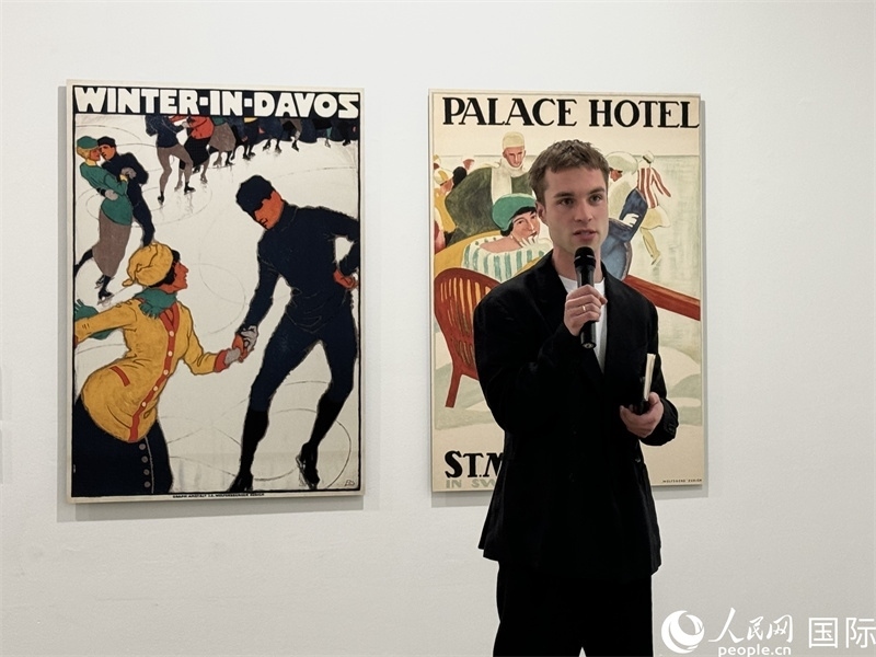 11月8日，“瑞士經(jīng)典設(shè)計(jì)展”策展人言照壁向與會(huì)嘉賓導(dǎo)覽。（人民網(wǎng) 謝瑩攝）