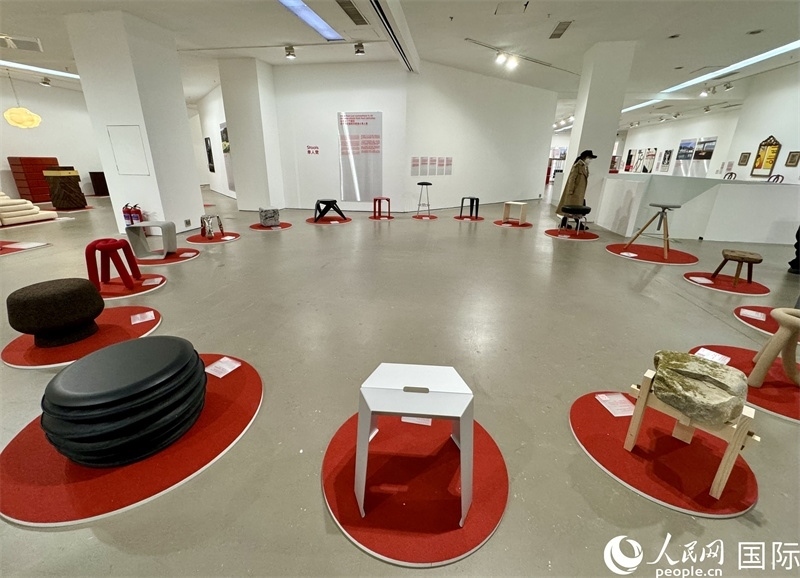 11月8日，瑞士經(jīng)典設(shè)計(jì)展現(xiàn)場(chǎng)。（人民網(wǎng) 謝瑩攝）