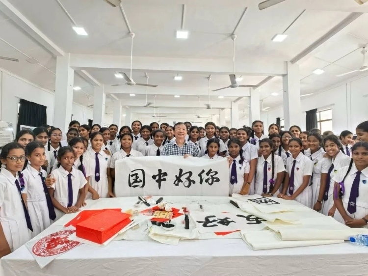 斯里蘭卡學(xué)生在系列活動中學(xué)習(xí)中國書法。圖片由主辦方提供